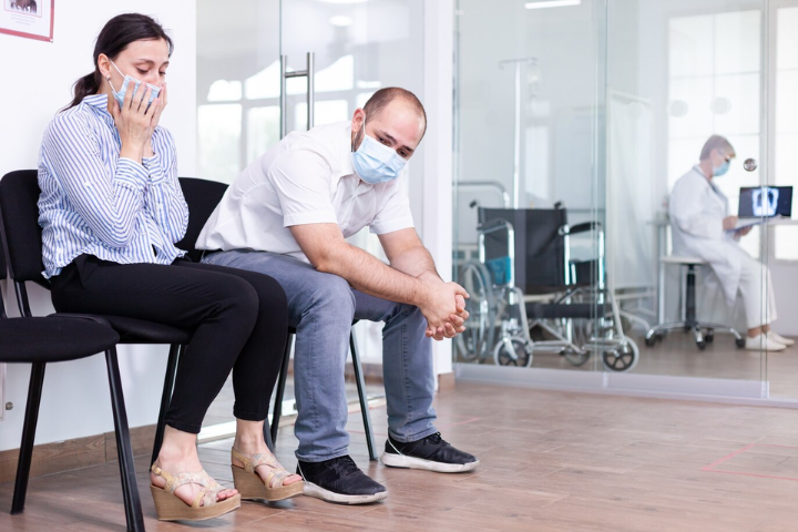 compatibilidad seguro privado y seguridad social: Pareja sentados preguntándose que si pueden ir a la seguridad social siendo de Adeslas