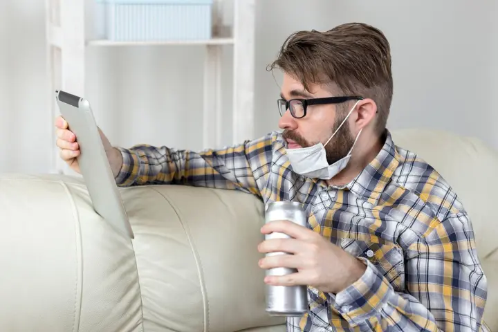 como dejar de ser hipocondriaco: Persona hipocondriaca leyendo síntomas de diversas enfermedades.