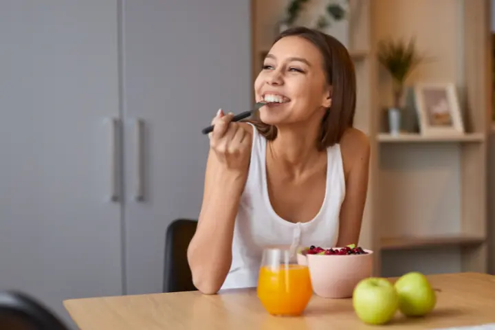 Dieta equilibrada: Mujer comiendo sano con una alimentación saludable