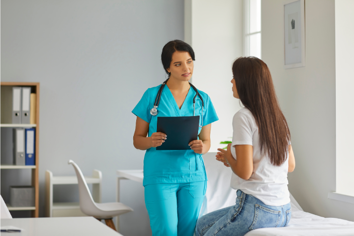 medicina interna adeslas madrid: paciente explicando a un médico lo que la ocurre