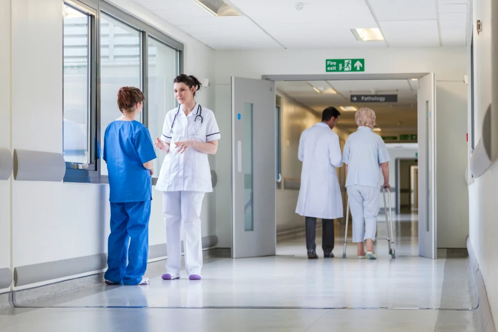mejor hospital adeslas barcelona: pasillos de un hospital con pacientes y enfermeras caminando